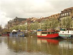 Fluss mit Booten